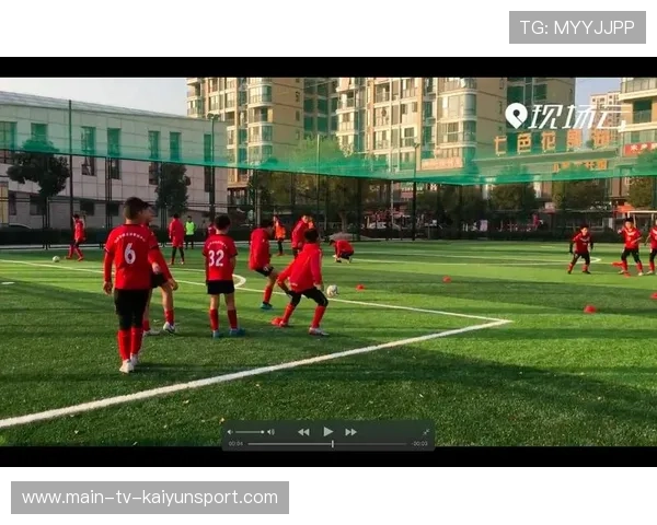 足球俱乐部社区建设活动深化本地关系，全面推进城市社区足球场地设施建设