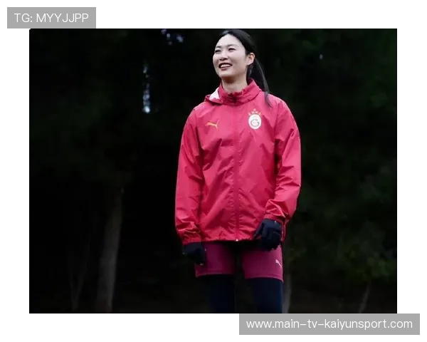 加拉塔萨雷女足杨莉娜接球就起速，边路强突杀入禁区